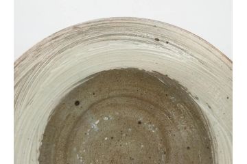 小林東五　對州窯　刷毛目(はけめ)　約21cm　6.8寸　独特の風合いが魅力の平皿(深皿、和皿、和食器、六寸八分、共箱付き)(R-080408)