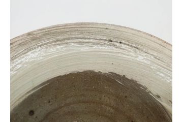 小林東五　對州窯　刷毛目(はけめ)　約21cm　6.8寸　独特の風合いが魅力の平皿(深皿、和皿、和食器、六寸八分、共箱付き)(R-080408)