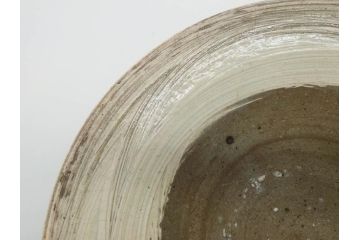 小林東五　對州窯　刷毛目(はけめ)　約21cm　6.8寸　独特の風合いが魅力の平皿(深皿、和皿、和食器、六寸八分、共箱付き)(R-080408)