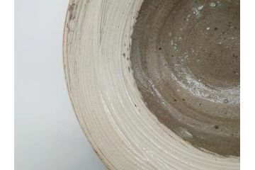 小林東五　對州窯　刷毛目(はけめ)　約21cm　6.8寸　独特の風合いが魅力の平皿(深皿、和皿、和食器、六寸八分、共箱付き)(R-080408)