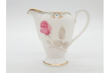鳴海製陶　ナルミ　NARUMI　カレス(CARESS)　サンドイッチトレー　クリーマー　シュガーポット　カップ&ソーサー　プレート　優雅な寛ぎの時間を演出するナルミ洋食器10点セット(C&S、サンドウィッチトレイ、ミルクジャー、ティー、コーヒー、薔薇、バラ、碗皿、デザート皿、金彩)(R-080409)