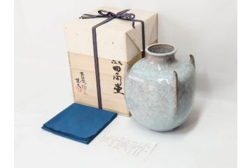 高麗陶房　宮岡英夫　高さ 約26cm　思わず見惚れる美しい佇まいの氷華紋四角壷(壺、花器、花入、花生、裏印、共布付き、共箱付き)(R-080412)