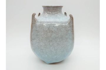 高麗陶房　宮岡英夫　高さ 約26cm　思わず見惚れる美しい佇まいの氷華紋四角壷(壺、花器、花入、花生、裏印、共布付き、共箱付き)(R-080412)