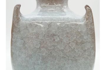 高麗陶房　宮岡英夫　高さ 約26cm　思わず見惚れる美しい佇まいの氷華紋四角壷(壺、花器、花入、花生、裏印、共布付き、共箱付き)(R-080412)