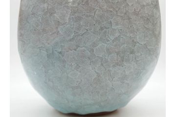 高麗陶房　宮岡英夫　高さ 約26cm　思わず見惚れる美しい佇まいの氷華紋四角壷(壺、花器、花入、花生、裏印、共布付き、共箱付き)(R-080412)
