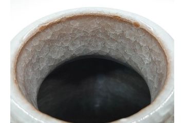 高麗陶房　宮岡英夫　高さ 約26cm　思わず見惚れる美しい佇まいの氷華紋四角壷(壺、花器、花入、花生、裏印、共布付き、共箱付き)(R-080412)