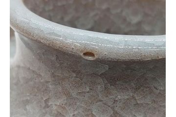 高麗陶房　宮岡英夫　高さ 約26cm　思わず見惚れる美しい佇まいの氷華紋四角壷(壺、花器、花入、花生、裏印、共布付き、共箱付き)(R-080412)