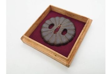 時代武具　鉄地　菊花図　和の味わい深い鍔(花、彫刻、刀装具、ケース付き)(R-080413)