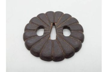 時代武具　鉄地　菊花図　和の味わい深い鍔(花、彫刻、刀装具、ケース付き)(R-080413)