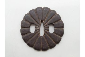 時代武具　鉄地　菊花図　和の味わい深い鍔(花、彫刻、刀装具、ケース付き)(R-080413)