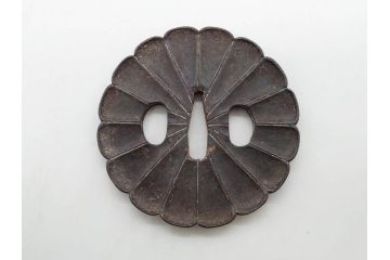 時代武具　鉄地　菊花図　和の味わい深い鍔(花、彫刻、刀装具、ケース付き)(R-080413)