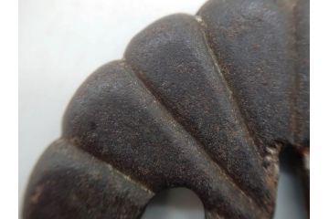 時代武具　鉄地　菊花図　和の味わい深い鍔(花、彫刻、刀装具、ケース付き)(R-080413)