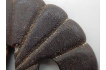 時代武具　鉄地　菊花図　和の味わい深い鍔(花、彫刻、刀装具、ケース付き)(R-080413)