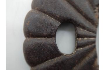 時代武具　鉄地　菊花図　和の味わい深い鍔(花、彫刻、刀装具、ケース付き)(R-080413)