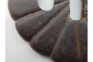 時代武具　鉄地　菊花図　和の味わい深い鍔(花、彫刻、刀装具、ケース付き)(R-080413)