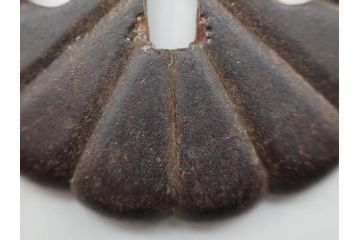 時代武具　鉄地　菊花図　和の味わい深い鍔(花、彫刻、刀装具、ケース付き)(R-080413)