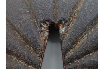 時代武具　鉄地　菊花図　和の味わい深い鍔(花、彫刻、刀装具、ケース付き)(R-080413)
