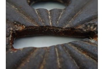 時代武具　鉄地　菊花図　和の味わい深い鍔(花、彫刻、刀装具、ケース付き)(R-080413)
