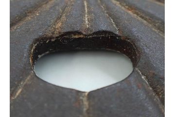 時代武具　鉄地　菊花図　和の味わい深い鍔(花、彫刻、刀装具、ケース付き)(R-080413)
