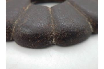 時代武具　鉄地　菊花図　和の味わい深い鍔(花、彫刻、刀装具、ケース付き)(R-080413)