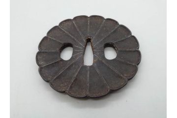 時代武具　鉄地　菊花図　和の味わい深い鍔(花、彫刻、刀装具、ケース付き)(R-080413)