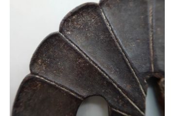 時代武具　鉄地　菊花図　和の味わい深い鍔(花、彫刻、刀装具、ケース付き)(R-080413)