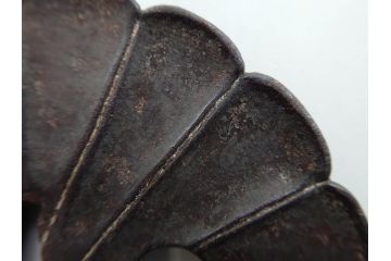 時代武具　鉄地　菊花図　和の味わい深い鍔(花、彫刻、刀装具、ケース付き)(R-080413)