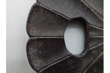 時代武具　鉄地　菊花図　和の味わい深い鍔(花、彫刻、刀装具、ケース付き)(R-080413)