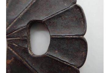 時代武具　鉄地　菊花図　和の味わい深い鍔(花、彫刻、刀装具、ケース付き)(R-080413)