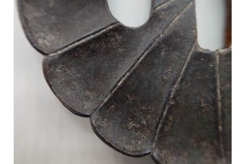 時代武具　鉄地　菊花図　和の味わい深い鍔(花、彫刻、刀装具、ケース付き)(R-080413)