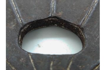 時代武具　鉄地　菊花図　和の味わい深い鍔(花、彫刻、刀装具、ケース付き)(R-080413)