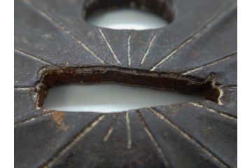 時代武具　鉄地　菊花図　和の味わい深い鍔(花、彫刻、刀装具、ケース付き)(R-080413)