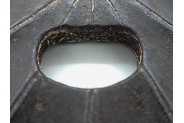 時代武具　鉄地　菊花図　和の味わい深い鍔(花、彫刻、刀装具、ケース付き)(R-080413)