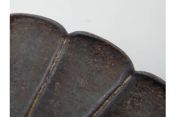 時代武具　鉄地　菊花図　和の味わい深い鍔(花、彫刻、刀装具、ケース付き)(R-080413)