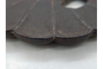 時代武具　鉄地　菊花図　和の味わい深い鍔(花、彫刻、刀装具、ケース付き)(R-080413)