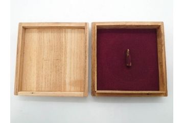 時代武具　鉄地　菊花図　和の味わい深い鍔(花、彫刻、刀装具、ケース付き)(R-080413)