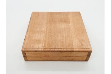 時代武具　鉄地　菊花図　和の味わい深い鍔(花、彫刻、刀装具、ケース付き)(R-080413)
