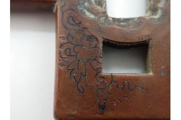 時代武具　素銅　金象嵌　十字　技巧を凝らした鍔(キリシタン、花、彫刻、刀装具、ケース付き)(R-080414)