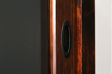 中古　美品!!　岩谷堂箪笥　漆塗り　和の情緒を感じる佇まいが魅力的な収納力抜群の水屋箪笥(食器棚、カップボード、戸棚、収納棚、キャビネット、上下バラ売り可能)(R-080417)