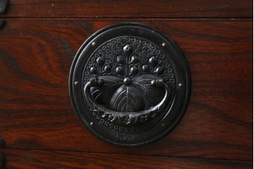 中古　美品!!　岩谷堂箪笥　漆塗り　和の情緒を感じる佇まいが魅力的な収納力抜群の水屋箪笥(食器棚、カップボード、戸棚、収納棚、キャビネット、上下バラ売り可能)(R-080417)