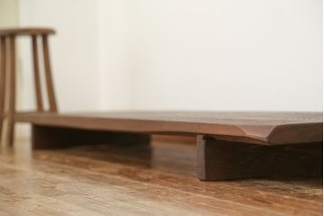 和製アンティーク　極厚の一枚板!　和の空間を引き立てるディスプレイ台にもぴったりな古い木の裁ち板(ローボード、ローテーブル、作業台、TVボード、TV台、テレビボード、テレビ台、花台、飾り台、陳列台)(R-080421)
