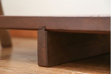 和製アンティーク　極厚の一枚板!　和の空間を引き立てるディスプレイ台にもぴったりな古い木の裁ち板(ローボード、ローテーブル、作業台、TVボード、TV台、テレビボード、テレビ台、花台、飾り台、陳列台)(R-080421)