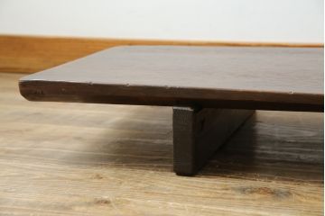 和製アンティーク　極厚の一枚板!　和の空間を引き立てるディスプレイ台にもぴったりな古い木の裁ち板(ローボード、ローテーブル、作業台、TVボード、TV台、テレビボード、テレビ台、花台、飾り台、陳列台)(R-080421)