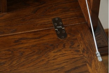 中古　美品　えぞ民芸家具製作所　インテリアえぞ(EZO)　ナラ材　グレースシリーズ　クラシカルで落ち着いた雰囲気が魅力的なライティングビューロー85　定価約236000円相当　(R-080422)