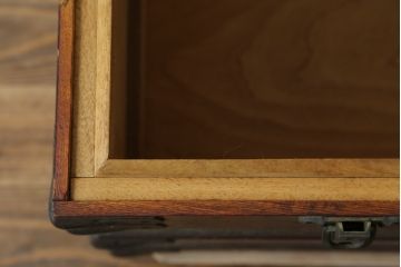アンティーク雑貨　楠の木(クスノキ・くすのき)材　ディスプレイにもおすすめのレトロな木製トランク(船トランク、舟トランク、ブランケットボックス、トランクテーブル、センターテーブル、ローテーブル、サイドテーブル、ディスプレイ雑貨、収納箱、店舗什器)(R-080425)