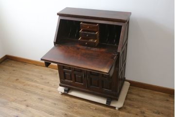中古　美品　松本民芸家具　金具付きのデザインが目を引くクラシカルで美しいS.P型ライティングビューロー(簿記机、ワークデスク、在宅用、在宅ワーク用、サイドキャビネット)(定価約109万円)(R-080426)