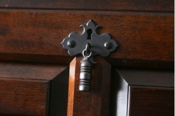 中古　美品　松本民芸家具　金具付きのデザインが目を引くクラシカルで美しいS.P型ライティングビューロー(簿記机、ワークデスク、在宅用、在宅ワーク用、サイドキャビネット)(定価約109万円)(R-080426)