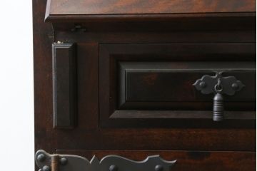 中古　美品　松本民芸家具　金具付きのデザインが目を引くクラシカルで美しいS.P型ライティングビューロー(簿記机、ワークデスク、在宅用、在宅ワーク用、サイドキャビネット)(定価約109万円)(R-080426)