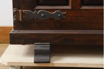 中古　美品　松本民芸家具　金具付きのデザインが目を引くクラシカルで美しいS.P型ライティングビューロー(簿記机、ワークデスク、在宅用、在宅ワーク用、サイドキャビネット)(定価約109万円)(R-080426)