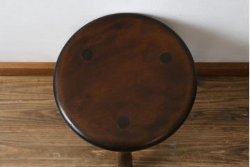 中古　美品　松本民芸家具　丸みを帯びたフォルムが可愛らしい三脚スツール(丸椅子、イス、板座チェア、花台、飾り台)(R-080429)